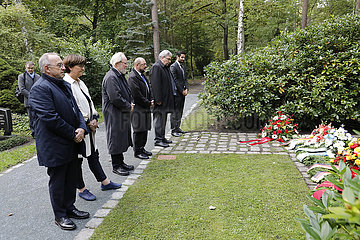 Kranzniederlegung in Gedenken an Willy Brandt  Waldfriedhof Zehlendorf  8. Oktober 2021