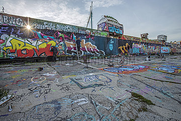 Graffiti auf dem Gelaende des „Bahnwaerter Thiel“  Muenchen  Oktober 2021