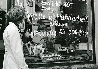 Schaufenster in Dresden  letztes Mal mit DDR-Mark bezahlen  DDR  Juni 1990