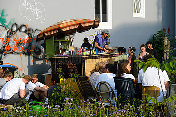 Deutschland  Bremen - Konzert beim Nachbarschaftsprojekt Rotkaeppchens Garten im Steintor (in Bremen genannt Viertel)