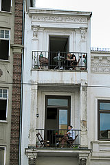 Deutschland  Bremen - Zwei junge Frauen auf ihren Balkons geniessen den Sommer