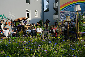 Deutschland  Bremen - Konzert beim Nachbarschaftsprojekt Rotkaeppchens Garten im Steintor (in Bremen genannt Viertel)