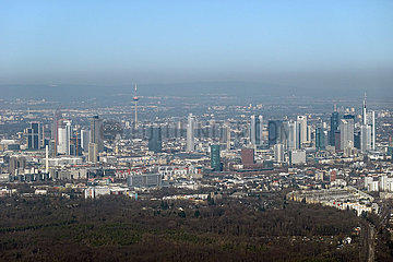 Frankfurt am Main  Deutschland  Luftbildaufnahme der Stadt mit Blick auf die Buerohochhaeuser des Bankenviertels