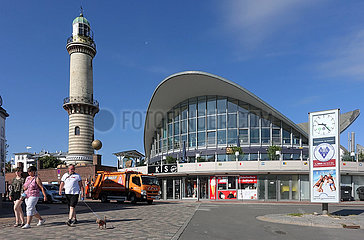 Warnemuende  Deutschland  Leuchtturm und Teepott am Beginn der Strandpromenade
