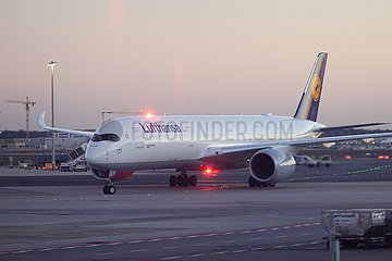 Frankfurt am Main  Deutschland  Airbus A350 der Lufthansa bei Daemmerung auf einem Taxiway des Frankfurt Airport