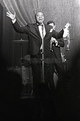 Berlin  DDR  Louis Armstrong  Saenger. Am 20.03.1965 gaben er und Ella Fitzgerald im alten Friedrichstadtpalast ein Konzert anlaesslich ihrer Tournee durch die DDR
