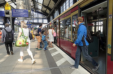 Berlin  Deutschland  Menschen steigen am Bahnhof Friedrichstrasse aus einer S-Bahn aus
