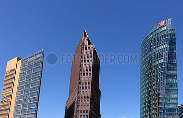 Berlin  Deutschland  Gebaeude am Potsdamer Platz: Atrium-Tower  Kollhoff-Tower und Bahn-Tower (von links)