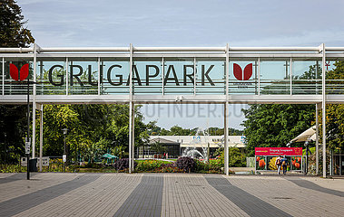 Haupteingang zum Grugapark  Essen  Nordrhein-Westfalen  Deutschland