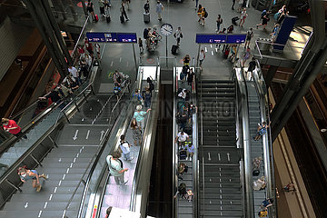 Berlin  Deutschland  Reisende nutzen in Zeiten der Coronapandemie im Hauptbahnhof Treppen mit Richtungspfeilen und Rolltreppen