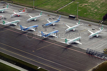 Amsterdam  Niederlande  Auswirkungen der Coronapandemie: Flugzeuge stehen in Parkposition auf dem Flughafen Schiphol