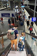 Berlin  Deutschland  Vater nutzt mit seinen Kindern im Hauptbahnhof die Rolltreppe