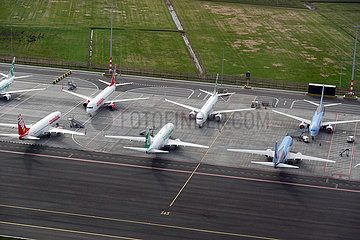 Amsterdam  Niederlande  Auswirkungen der Coronapandemie: Flugzeuge stehen in Parkposition auf dem Flughafen Schiphol