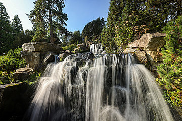 Alpinum mit Wasserfall  Grugapark  Essen  Nordrhein-Westfalen  Deutschland