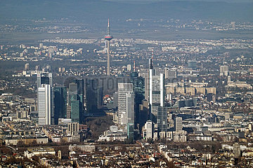 Frankfurt am Main  Deutschland  Luftbildaufnahme der Stadt mit Blick auf die Buerohochhaeuser des Bankenviertels