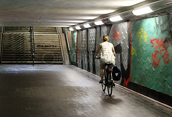 Berlin  Deutschland  Radfahrerin im Spreetunnel Friedrichshagen