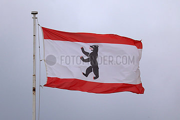 Hoppegarten  Deutschland  Fahne des Bundeslandes Berlin vor grauem Himmel