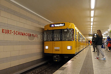 Berlin  Deutschland  U-Bahn der Linie 6 faehrt in den Bahnhof Kurt-Schumacher-Platz ein