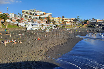Los Gigantes  Spanien  Urlauber halten sich in Zeiten der Coronapandemie in markierten Strandabschnitten auf
