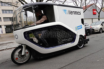 Berlin  Deutschland  Paketbote von Hermes liefert die Bestellungen umweltfreundlich mit einem Lastenfahrrad aus