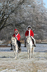 Bruchmuehle  Deutschland  Weihnachtsfrauen reiten auf ihren Pferden durch die Natur