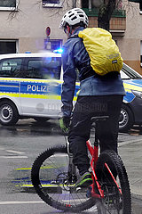 Berlin  Deutschland  Fahrradfahrer und Polizeiauto