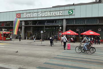 Berlin  Deutschland  Bahnhof Suedkreuz  Eingang West