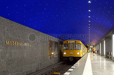 Berlin  Deutschland  U-Bahn der Linie 5 faehrt in den Bahnhof Museumsinsel ein
