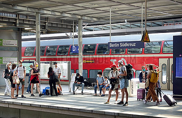 Berlin  Deutschland  Reisende warten in Zeiten der Coronapandemie auf einem Bahnsteig des Bahnhofs Suedkreuz auf den Zug