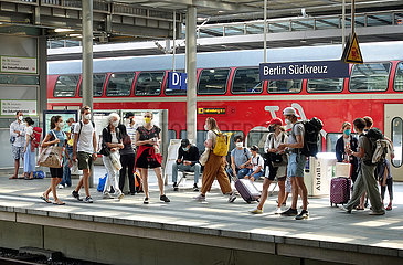 Berlin  Deutschland  Reisende in Zeiten der Coronapandemie auf einem Bahnsteig des Bahnhofs Suedkreuz