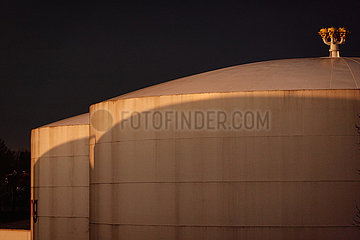 Berlin  Deutschland  Tanklager von Oiltanking im Abendlicht