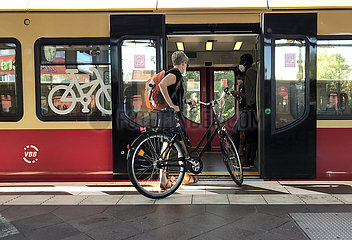 Berlin  Deutschland  Frau steigt mit ihrem Fahrrad in eine S-Bahn ein