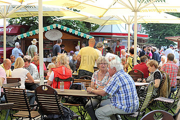 Dresden  Deutschland  Menschen sitzen im Sommer in einem Biergarten