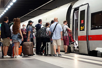 Berlin  Deutschland  Reisende steigen im Hauptbahnhof in einen ICE ein