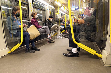 Berlin  Deutschland  Menschen fahren in Zeiten der Coronapandemie mit der U-Bahn