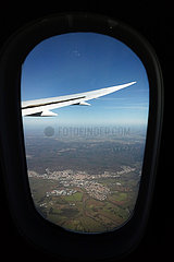 Frankfurt am Main  Deutschland  Blick aus einem Flugzeugfenster waehrend eines Fluges