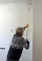 Berlin  Deutschland  Mann streicht in seiner Wohnung eine Wand