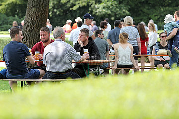 Hannover  Deutschland  Menschen sitzen im Sommer in einem Biergarten