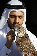 Doha  Katar  Mann in Landestracht mit seinem Falken im Portrait