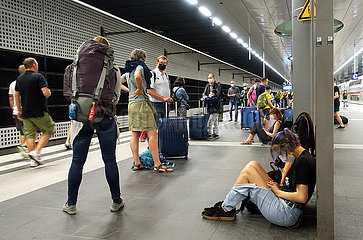 Berlin  Deutschland  Reisende warten auf einem Bahnsteig des Hauptbahnhof auf den Zug