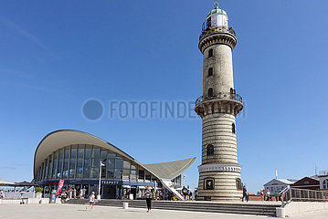 Warnemuende  Deutschland  Leuchtturm und Teepott an der Strandpromenade