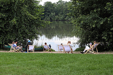 Hannover  Deutschland  Menschen sitzen im Sommer in Liegestuehlen an einem See