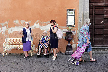 Bolsena  Italien  Frauen in der Stadt unterhalten sich