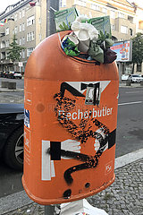 Berlin  Deutschland  ueberfuellter Muelleimer der BSR auf einem Gehweg