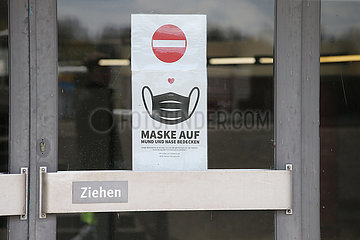 Hannover  Deutschland  Hinweis auf die Maskenpflicht an einer Glastuer