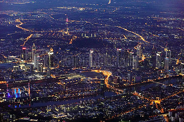 Frankfurt am Main  Deutschland  Luftbildaufnahme der Stadt bei Nacht
