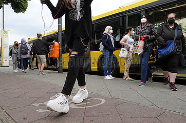 Berlin  Deutschland  Menschen beim Ein- und Aussteigen an der Mitteltuer eines Busses der BVG