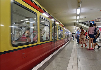 Berlin  Deutschland  Menschen auf dem S-Bahnhof Potsdamer Platz
