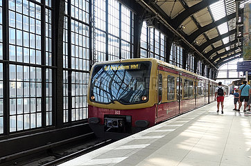 Berlin  Deutschland  S-Bahn der Linie 7 faehrt in den Bahnhof Friedrichstrasse ein