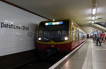 Berlin  Deutschland  S-Bahn der Linie 2 faehrt in den Bahnhof Potsdamer Platz ein